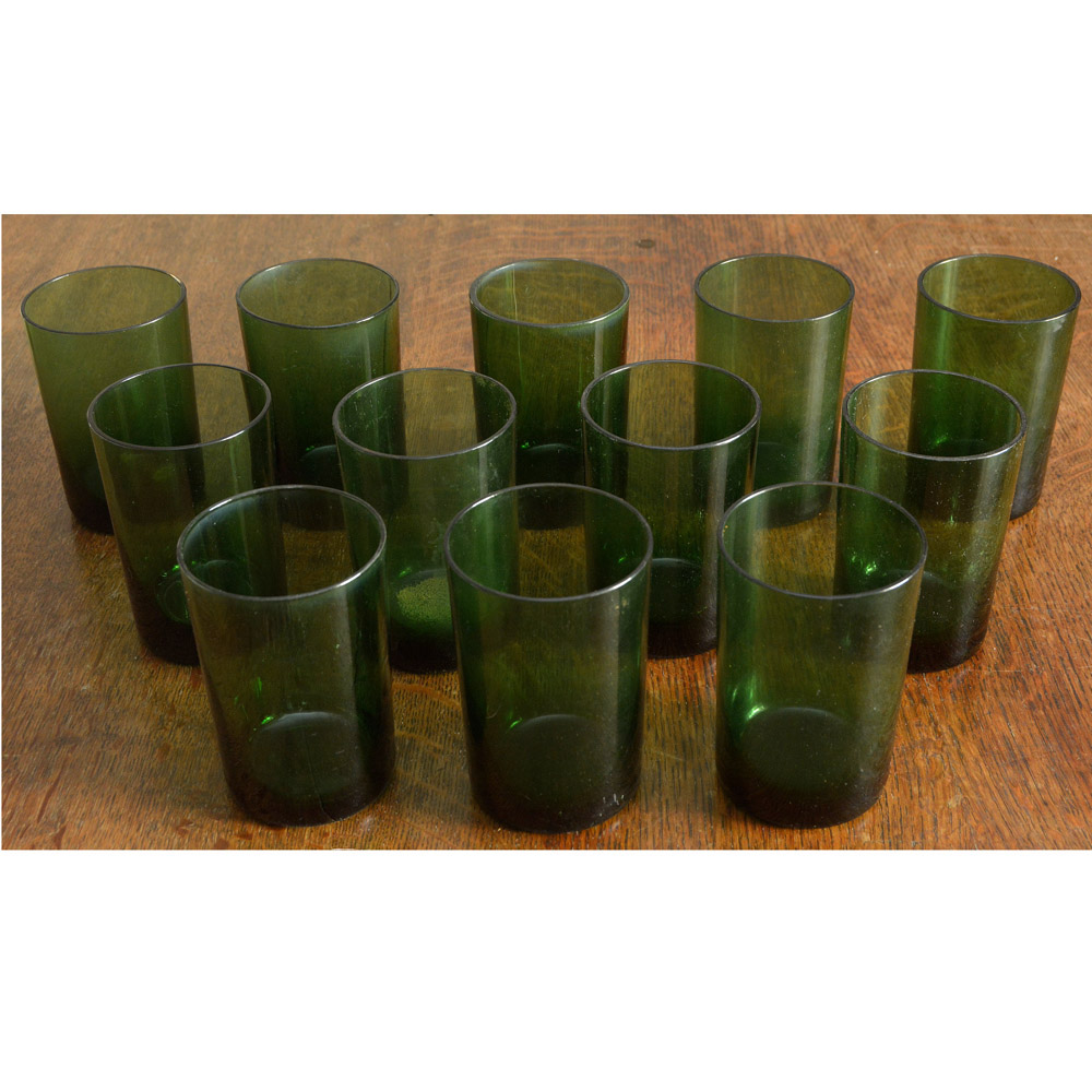 Lote com 12 copos em vidro verde.