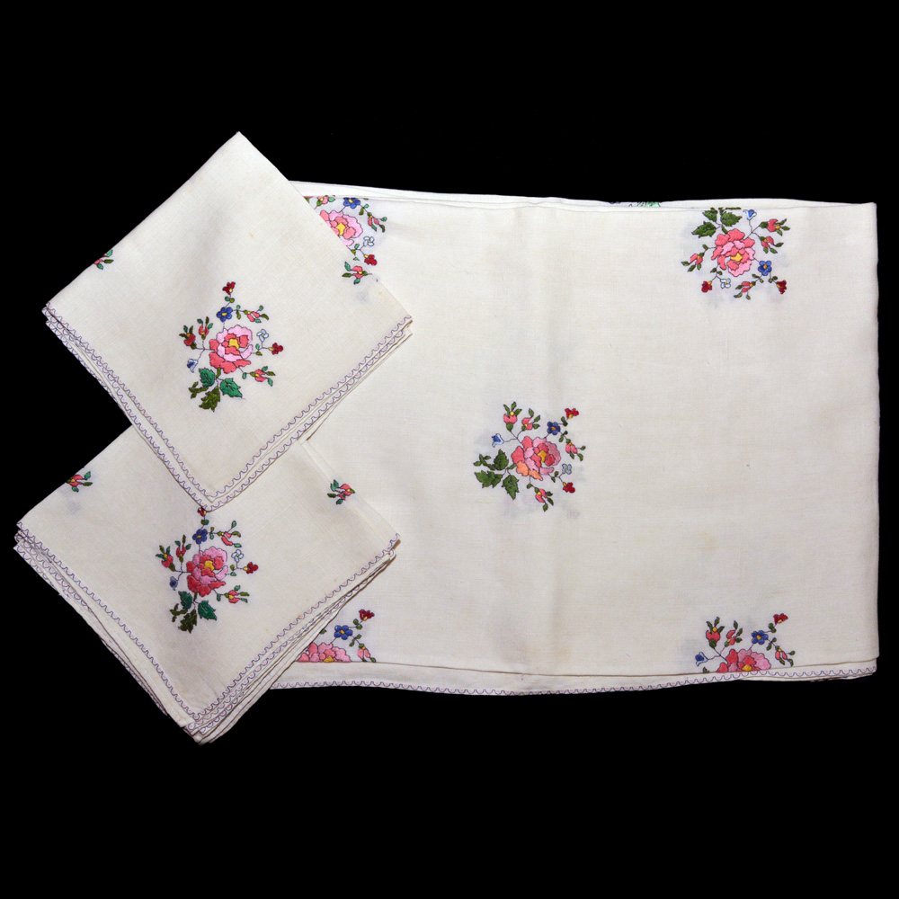 Toalha portuguesa de Coimbra em linho bordado com desenhos florais...