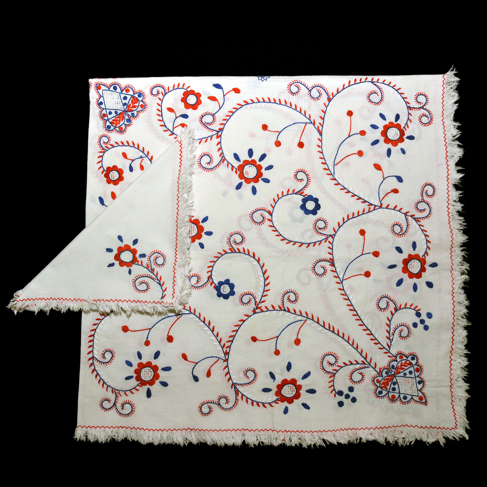 Toalha portuguesa de Vianna do Castelo em linho bordado com desenhos...