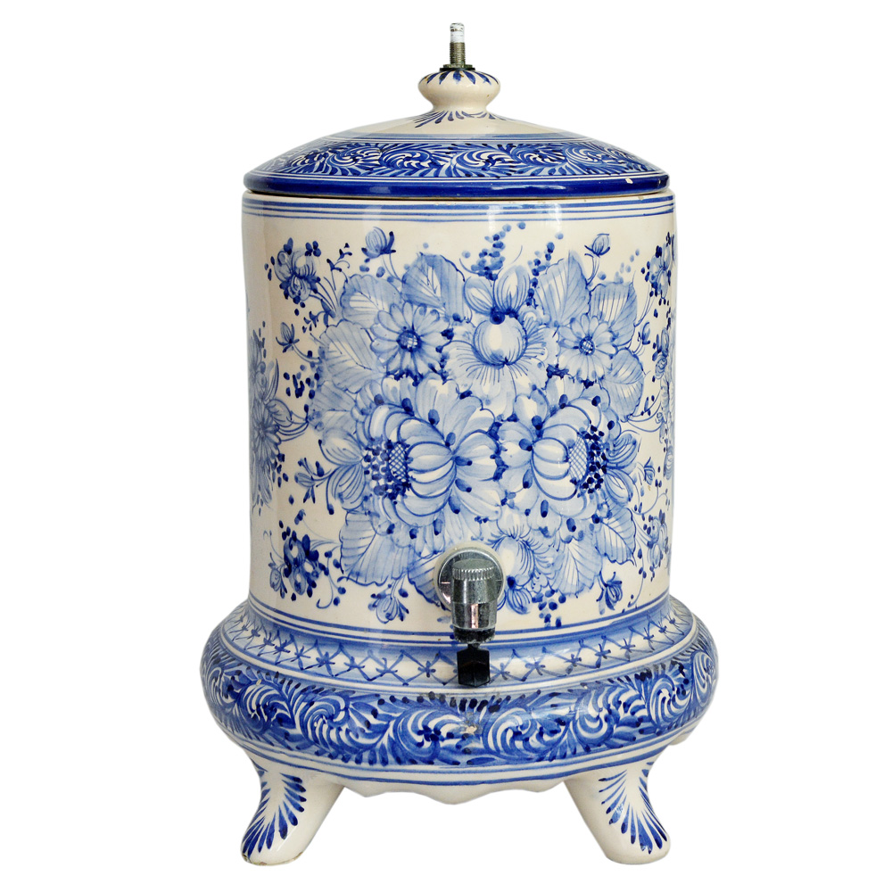 Antigo filtro em faiança com decoração floral na cor azul.