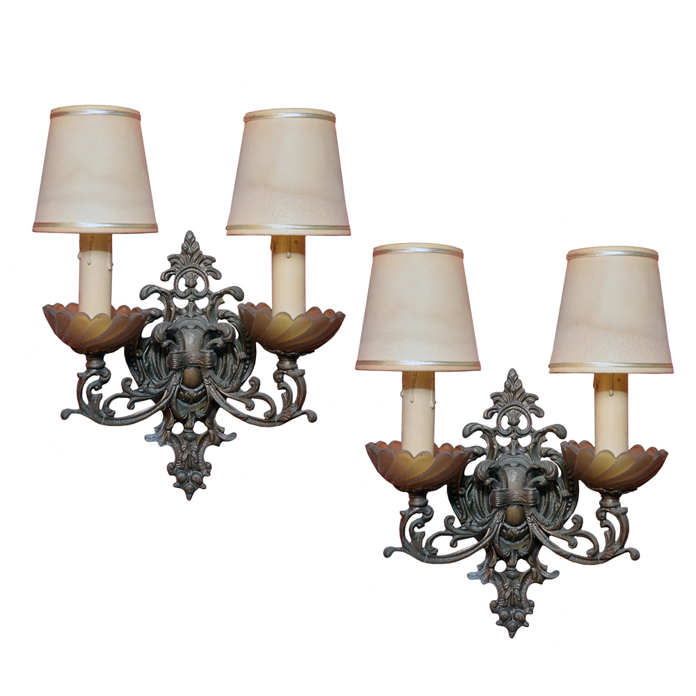 Par de arandelas em bronze para 02 luzes cada. Apresenta bobeches em...