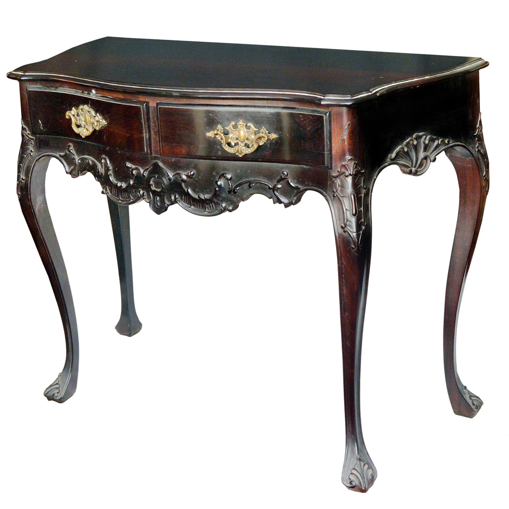 Mesa de encostar estilo D. José em madeira trabalhada com 02 gavetas...
