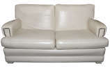 Sofá estofado em courvin no tom of White para 0... - Sofá estofado em courvin no tom of White para 02 lugares. Fabricação Madame Journel.