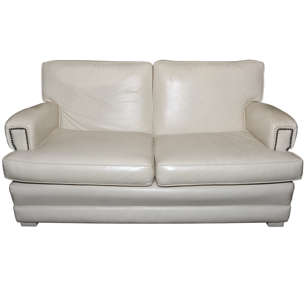 Sofá estofado em courvin no tom of White para 02 lugares. Fabricação...
