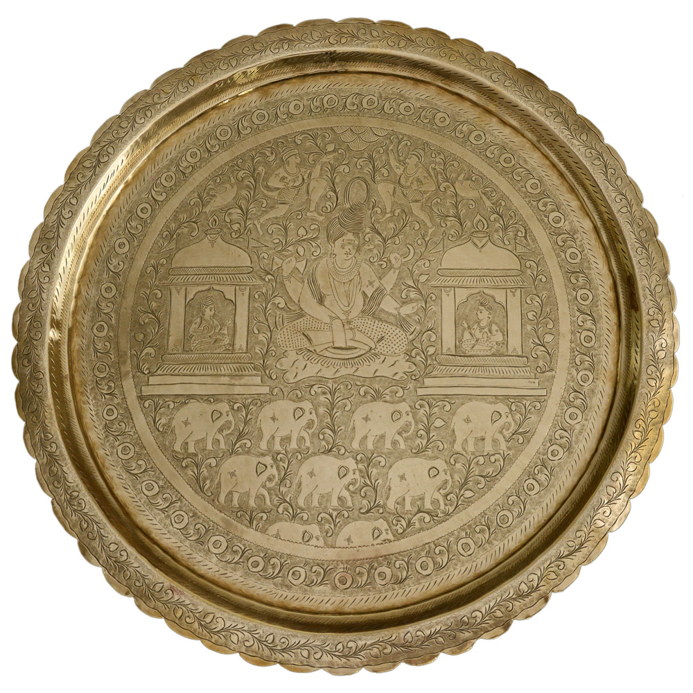Medalhão em metal dourado com trabalhos cinzelados com desenhos...