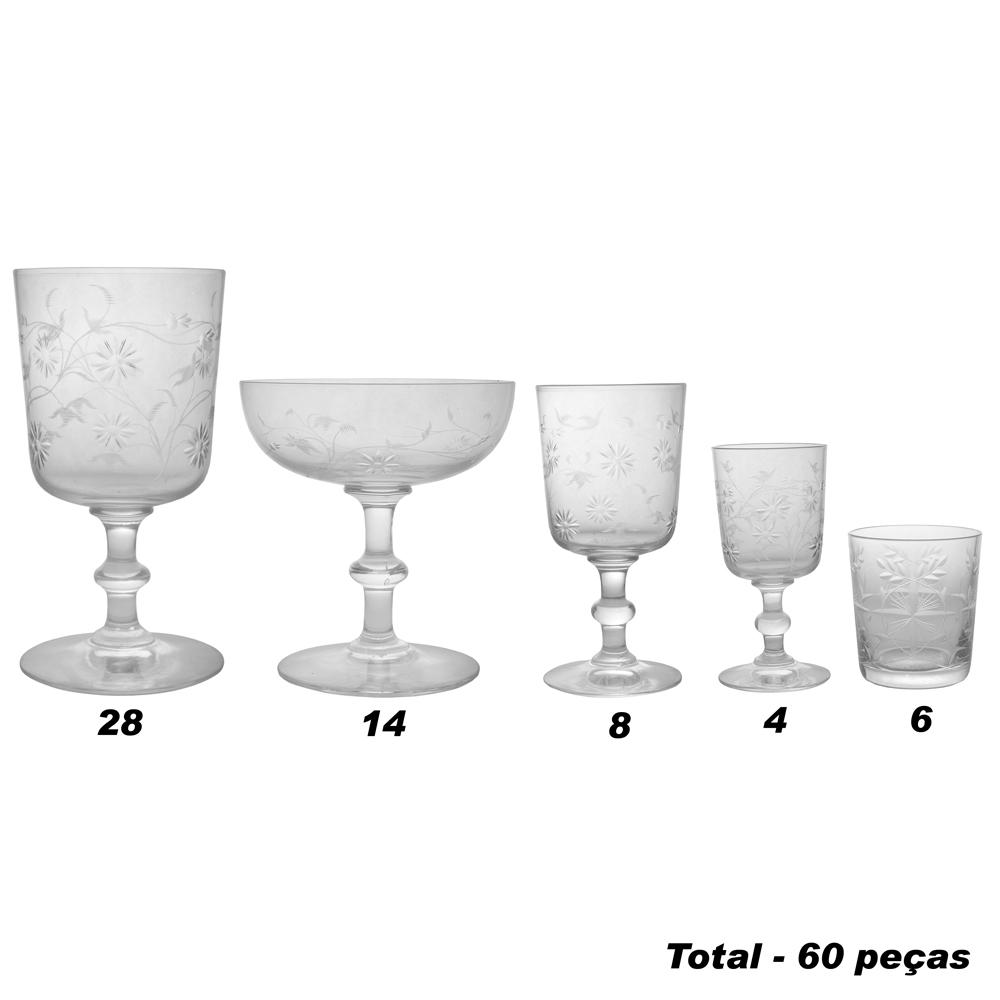 Lote composto de 60 cálices em cristal lapidado sendo: 28 para vinho...