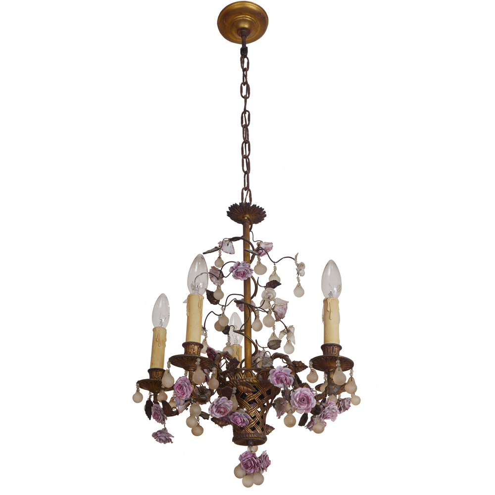 Lustre holandês em metal trabalhado decorado com rosas e pingentes...