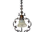 Lustre em metal trabalhado para 01 luz com mang... - Lustre em metal trabalhado para 01 luz com manga em vidro.