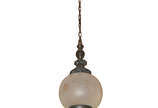 Lustre globo em vidro com armação em metal trab... - Lustre globo em vidro com armação em metal trabalhado.