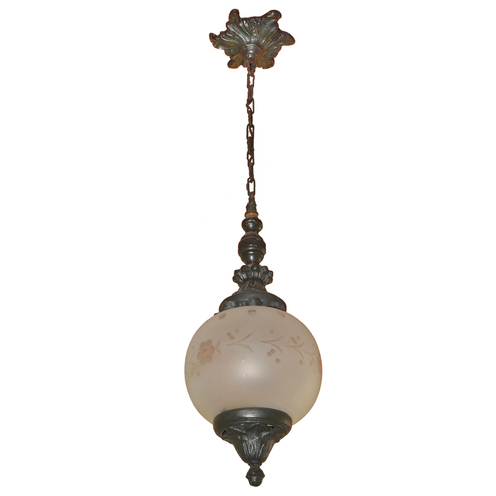 Lustre globo em vidro com armação em metal trabalhado.