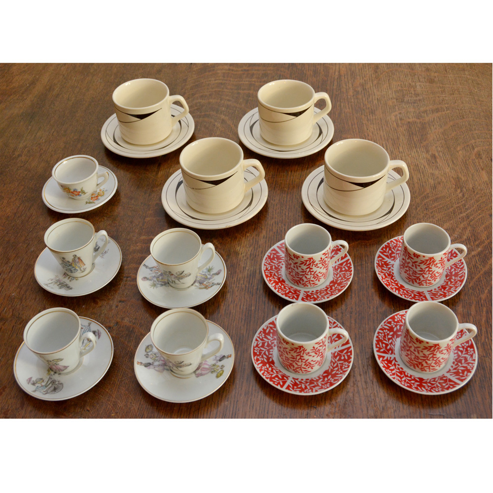 Lote composto de 13 xícaras variadas com pires em porcelana, sendo...