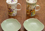 Lote composto por 04 peças em porcelana, sendo:... - Lote composto por 04 peças em porcelana, sendo: 01 caneca chinesa com decoração floral para chá com coador e tampa, 01 caneca japonesa com decor...