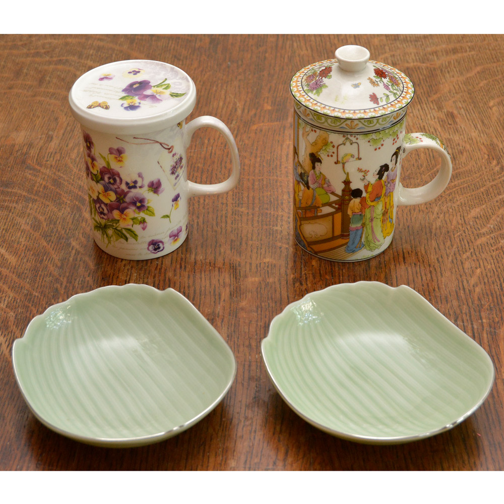 Lote composto por 04 peças em porcelana, sendo: 01 caneca chinesa com...
