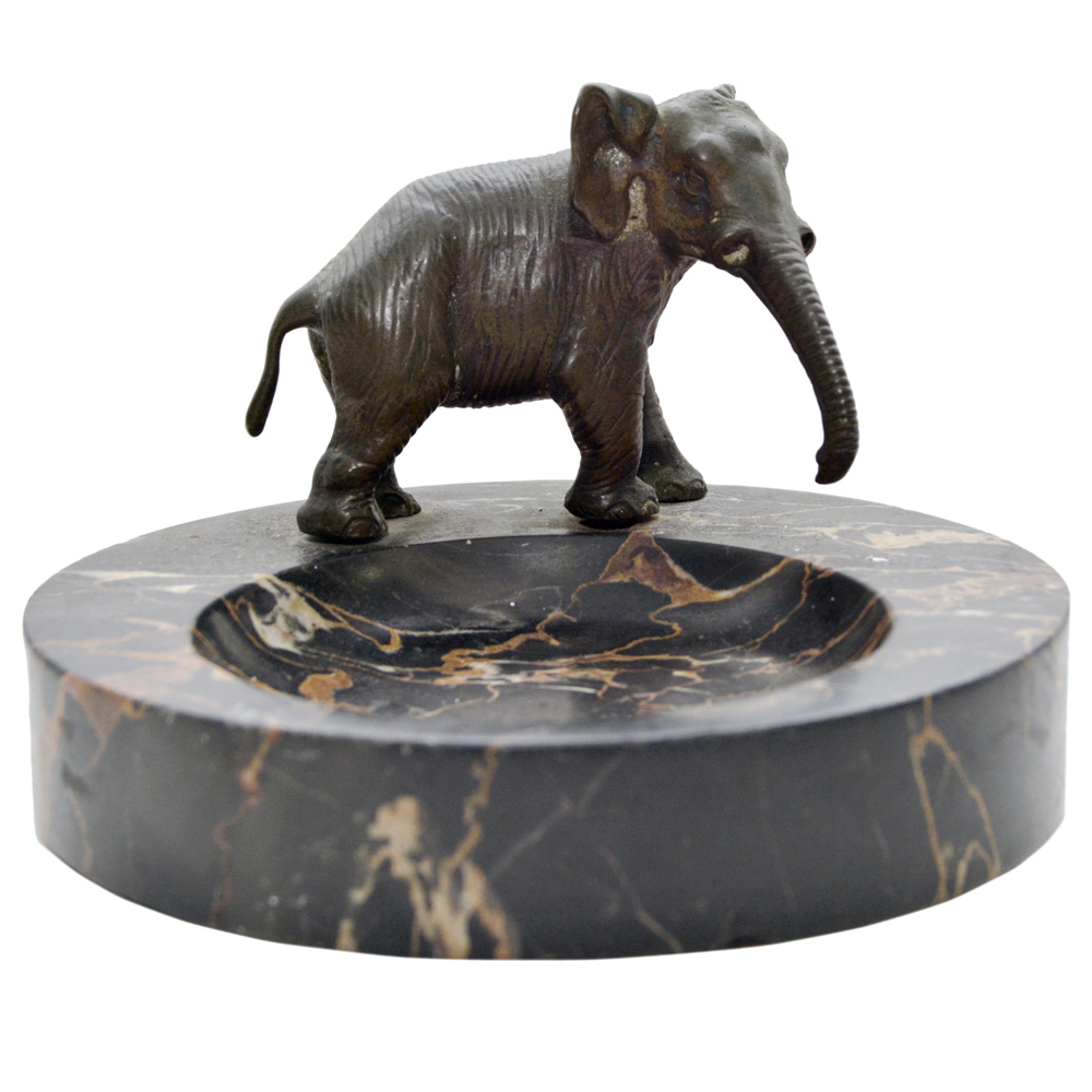 Porta abotuaduras em mármore com figura de elefante em bronze.