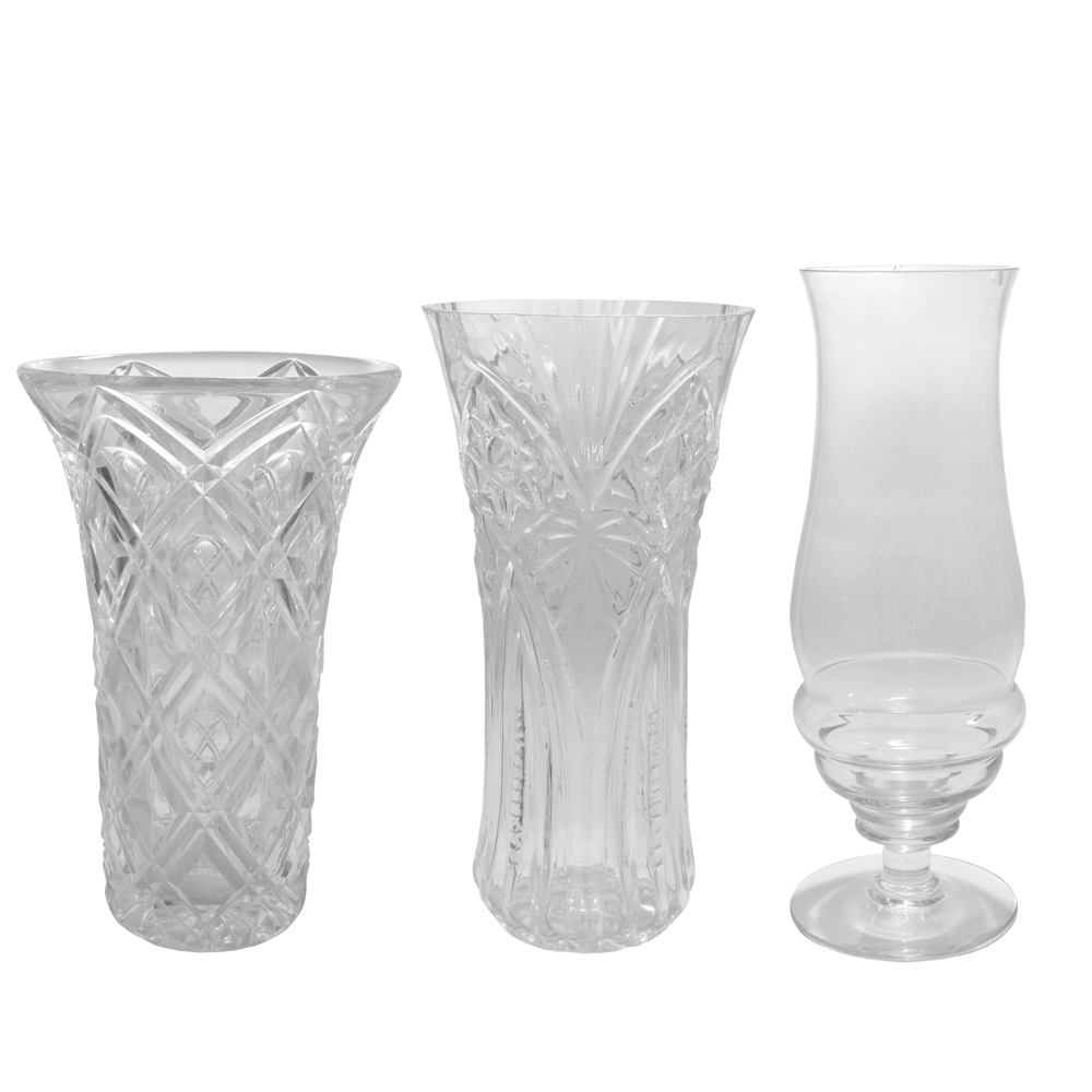 Lote composto de 03 vasos variados sendo: 02 em cristal lapidado com...