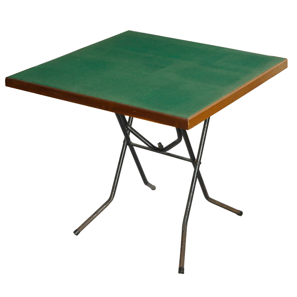 Mesa portátil para jogo em madeira com estrutura em ferro.