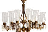 Lustre em bronze trabalhado com mangas e pingen... - Lustre em bronze trabalhado com mangas e pingentes  em cristal lapidado para 12 luzes.