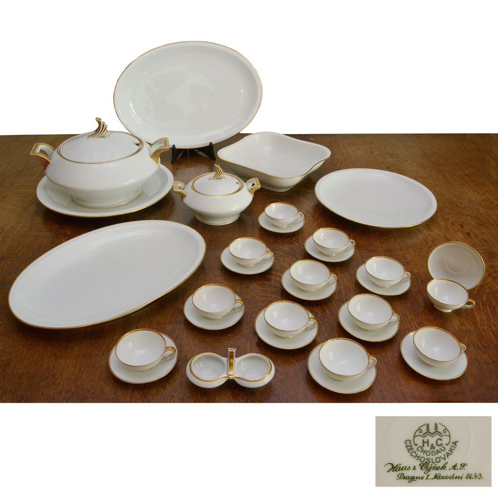 Lote composto de 20 peças em porcelana Tcheca com detalhes em dourado...