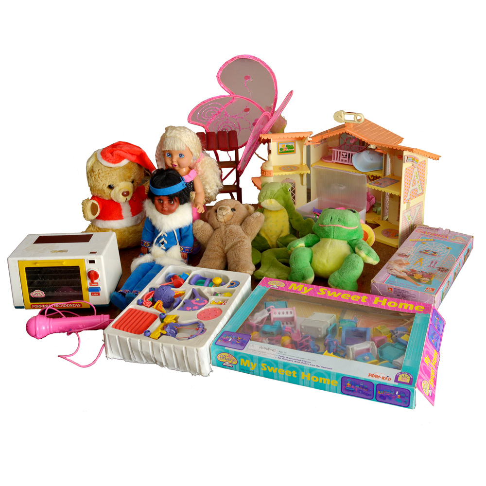 Lote composto de variados bichos de pelúcia e brinquedos.