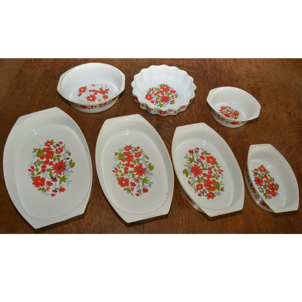 Lote composto por 07 assadeiras variadas em porcelana com decoração...