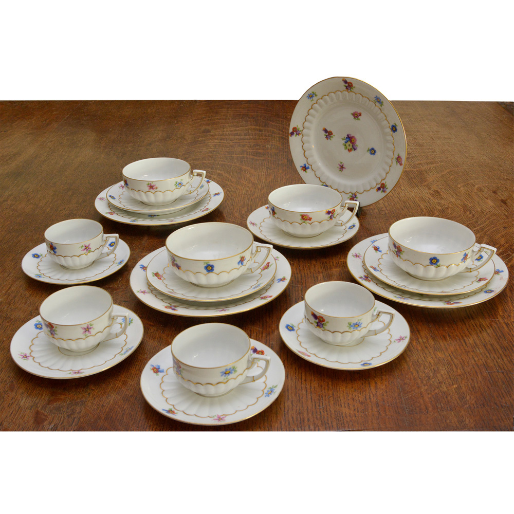Lote composto de 12 peças em porcelana alemã Mobendorf com decoração...