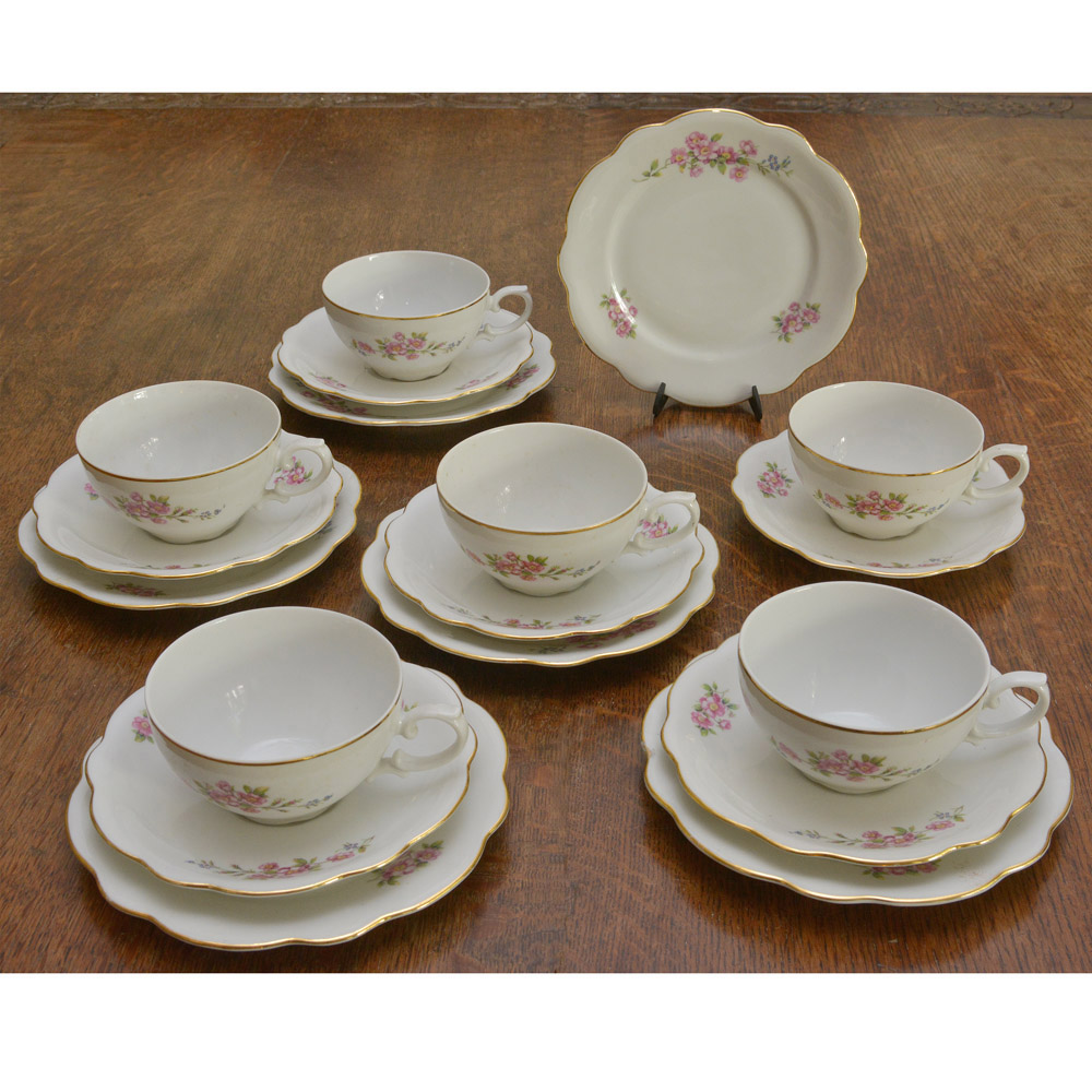 Lote com 06 xícaras para chá com pires em porcelana Schmidt e 06...