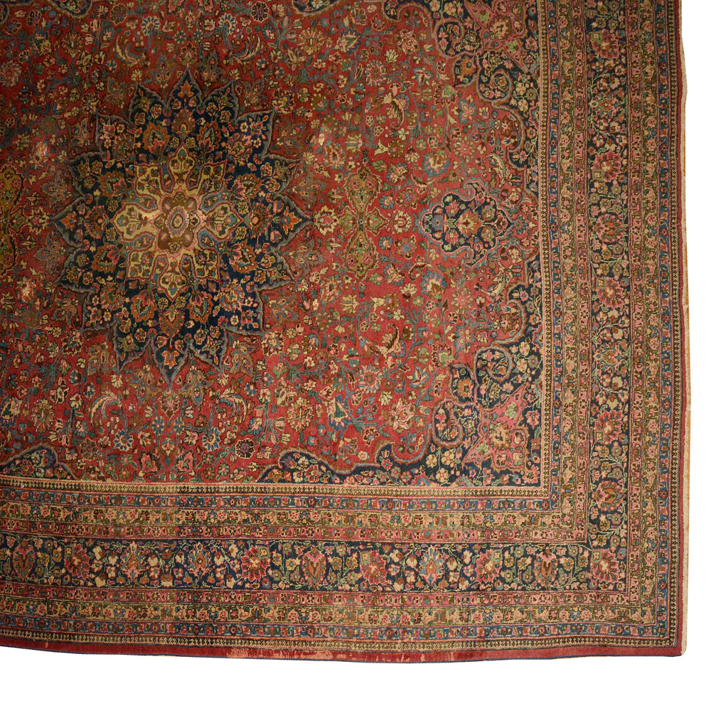 Tapete oriental Tabriz decorado com motivos florais nas cores azul...