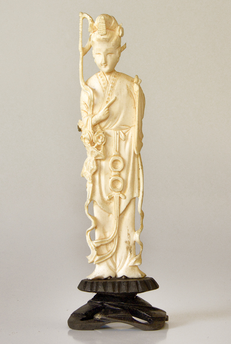 Escultura em marfim oriental representando gueixa, medindo 15 cm de... - foto 1 de 2