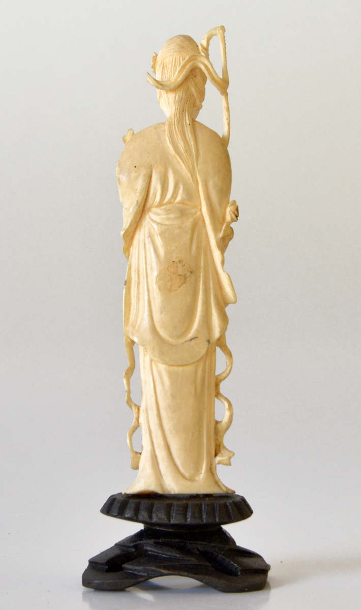 Escultura em marfim oriental representando gueixa, medindo 15 cm de... - foto 2 de 2