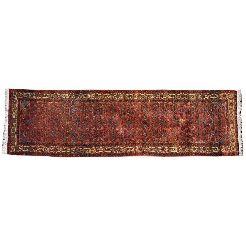 Passadeira oriental decorada com motivos florais, no tom vermelho...