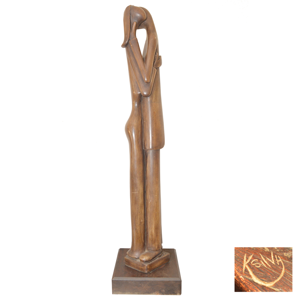 K. SILVA – Escultura em pedra sabão representando casal romântico.