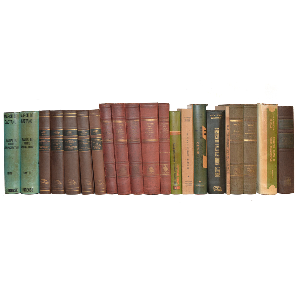 Lote composto por 21 livros sendo: Direito administrativo