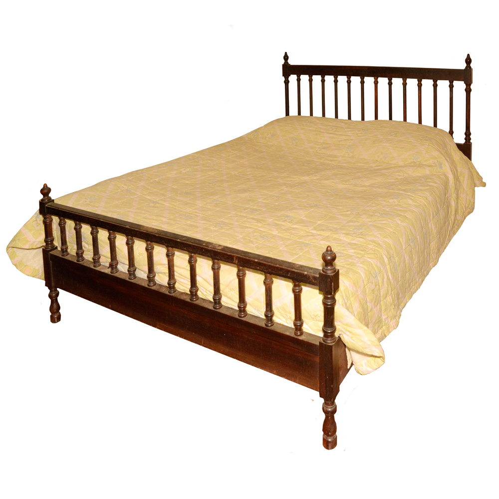 Cama de casal em madeira nobre.