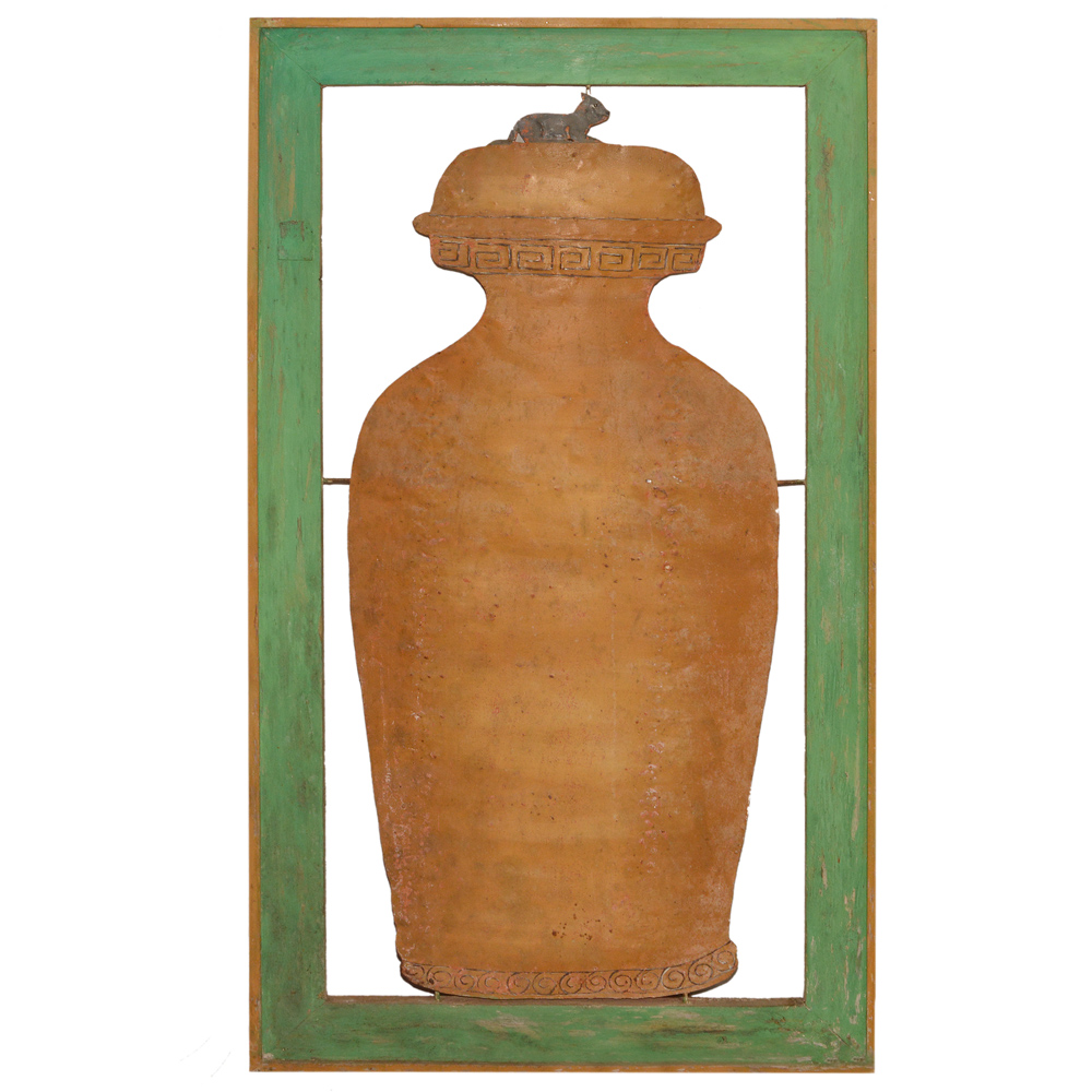 Quadro decorativo confeccionado em metal com moldura em madeira.
