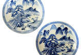 Par de medalhões em porcelana chinesa decorados... - Par de medalhões em porcelana chinesa decorados com paisagem.