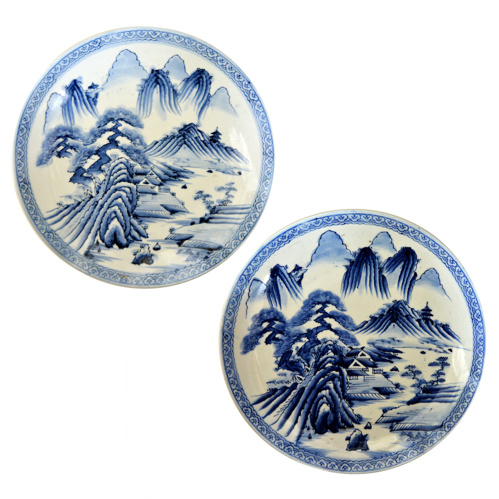 Par de medalhões em porcelana chinesa decorados com paisagem.
