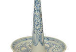 Incensório em porcelana decorado com flores. Co... - Incensório em porcelana decorado com flores. Coréia. XIX. Apresenta  restauro na borda e pequenos bicados.