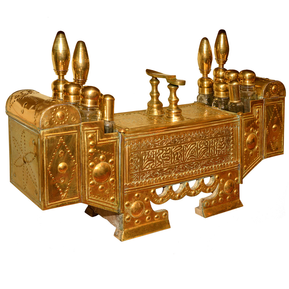 Antiga caixa de engraxate oriental em metal dourado e bronze...