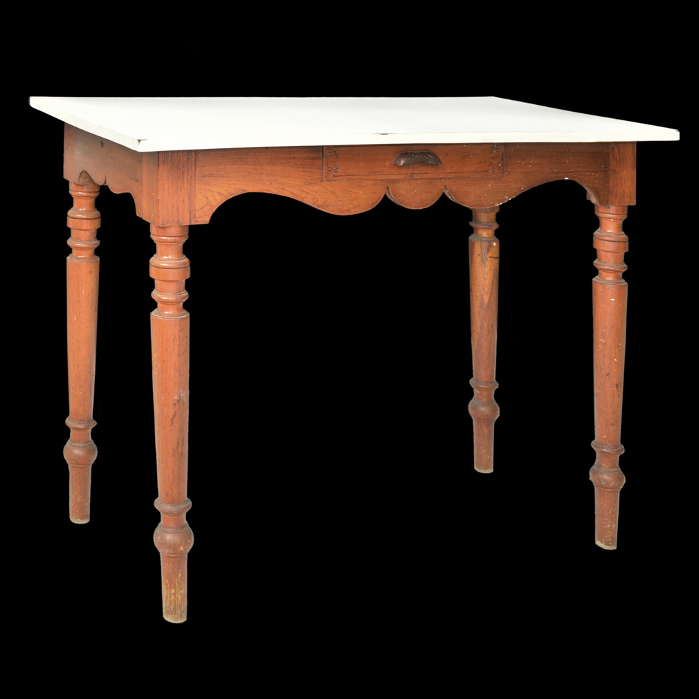 Mesa de apoio com tampo revestido em fórmica e pés torneados.