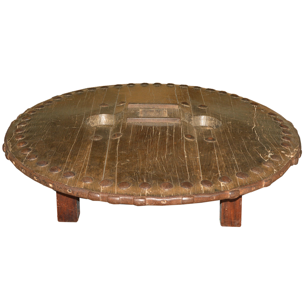 Mesa de centro confeccionada a partir de uma antiga roda de carroça...