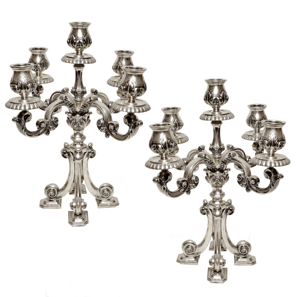 Par de candelabros para 05 velas em prata portuguesa trabalhada.