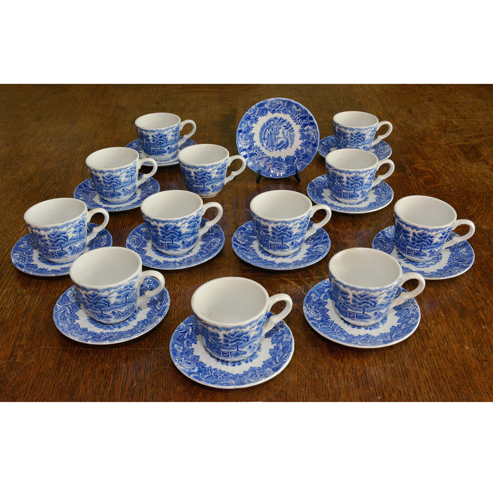 Conjunto de 12 xícaras com pires em porcelana inglesa azul e branca...