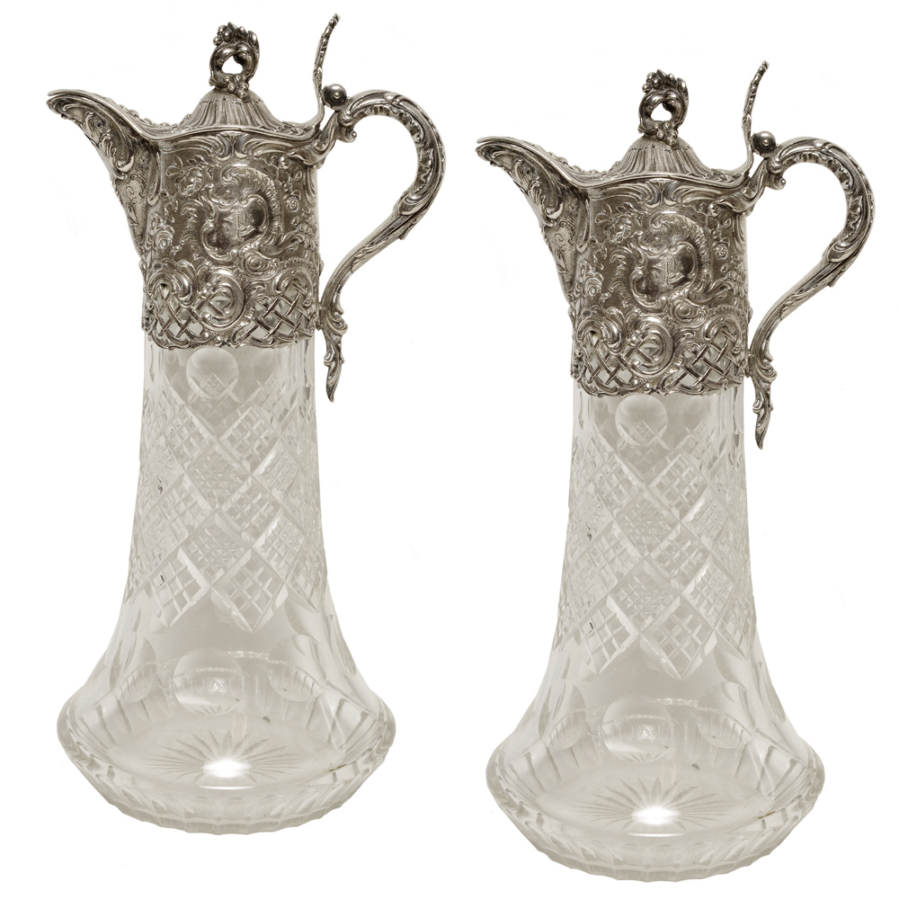 Par de claret-jug em cristal lapidado Baccarat apresentando boca com...