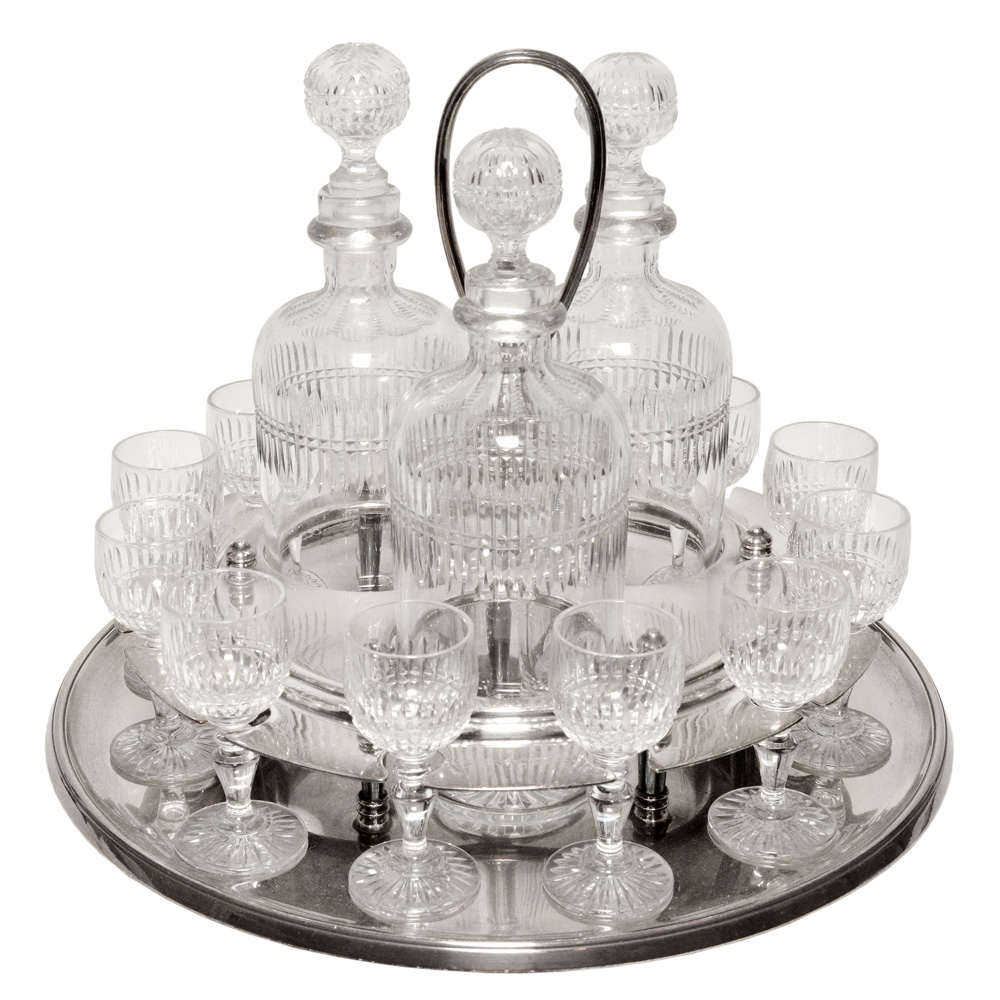 Conjunto para licor em cristal francês lapidado composto de 03...