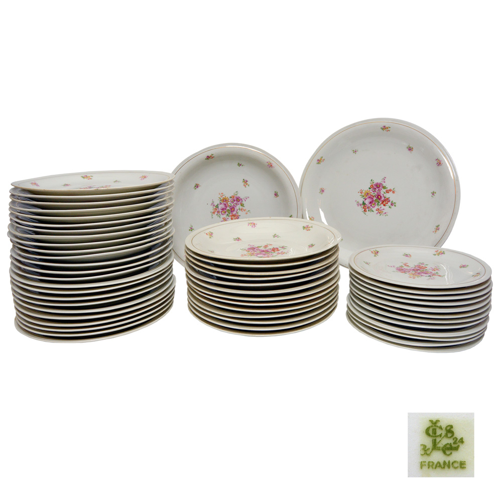 Aparelho de jantar em porcelana francesa com decoração floral...
