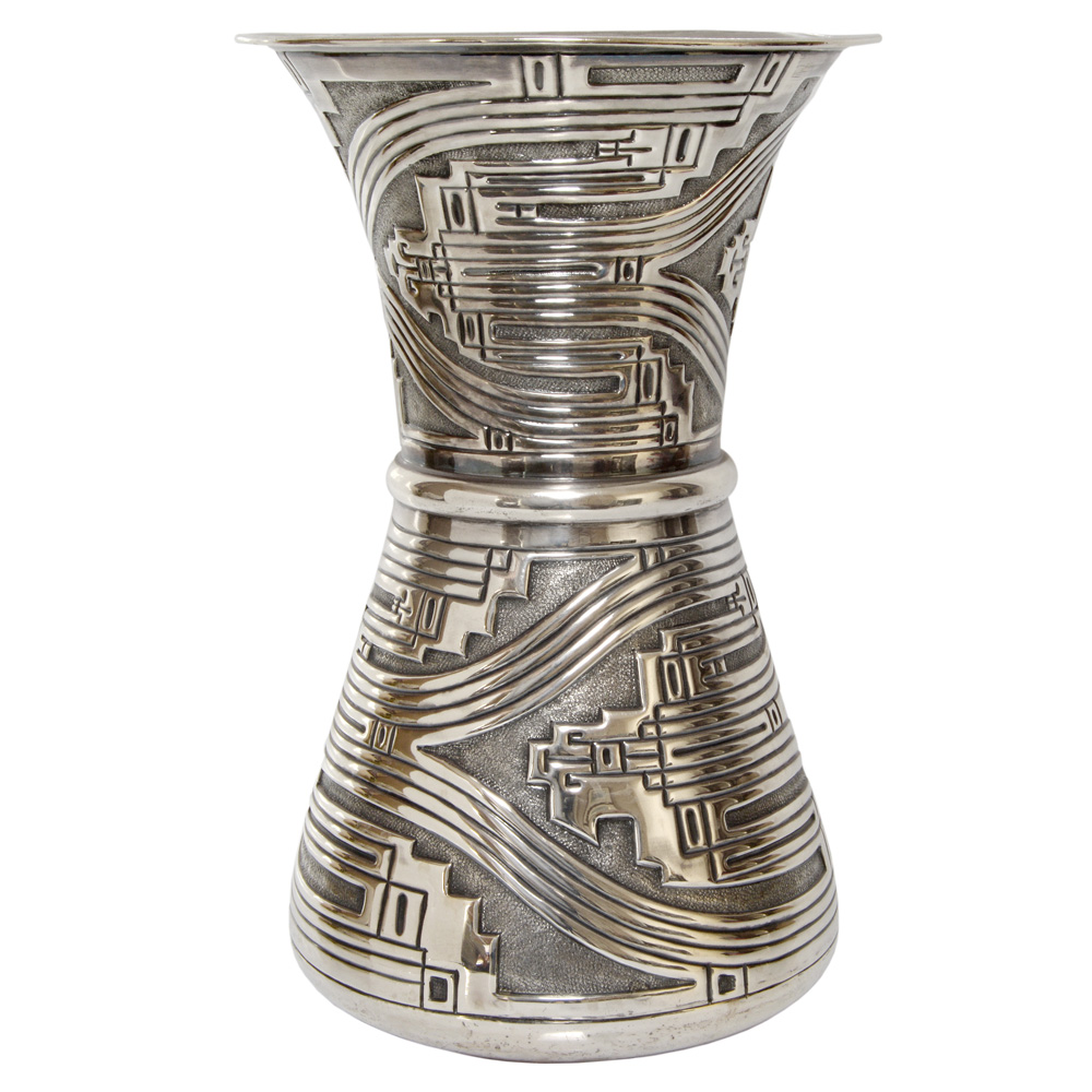 Vaso em prata apresentando trabalho marajoara. Cabeça de mercúrio...