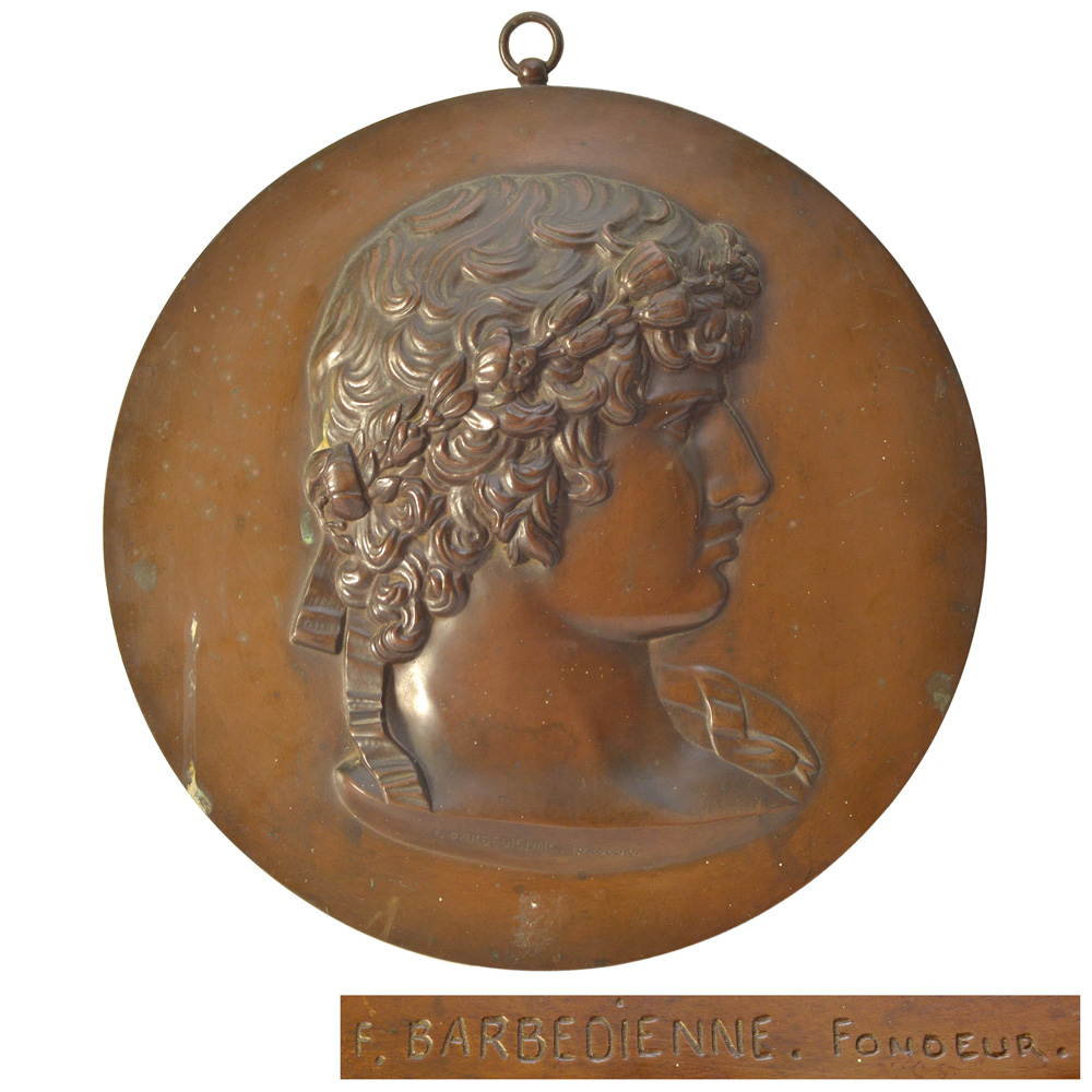 Placa em bronze representando busto de Antínoo fundido em alto...