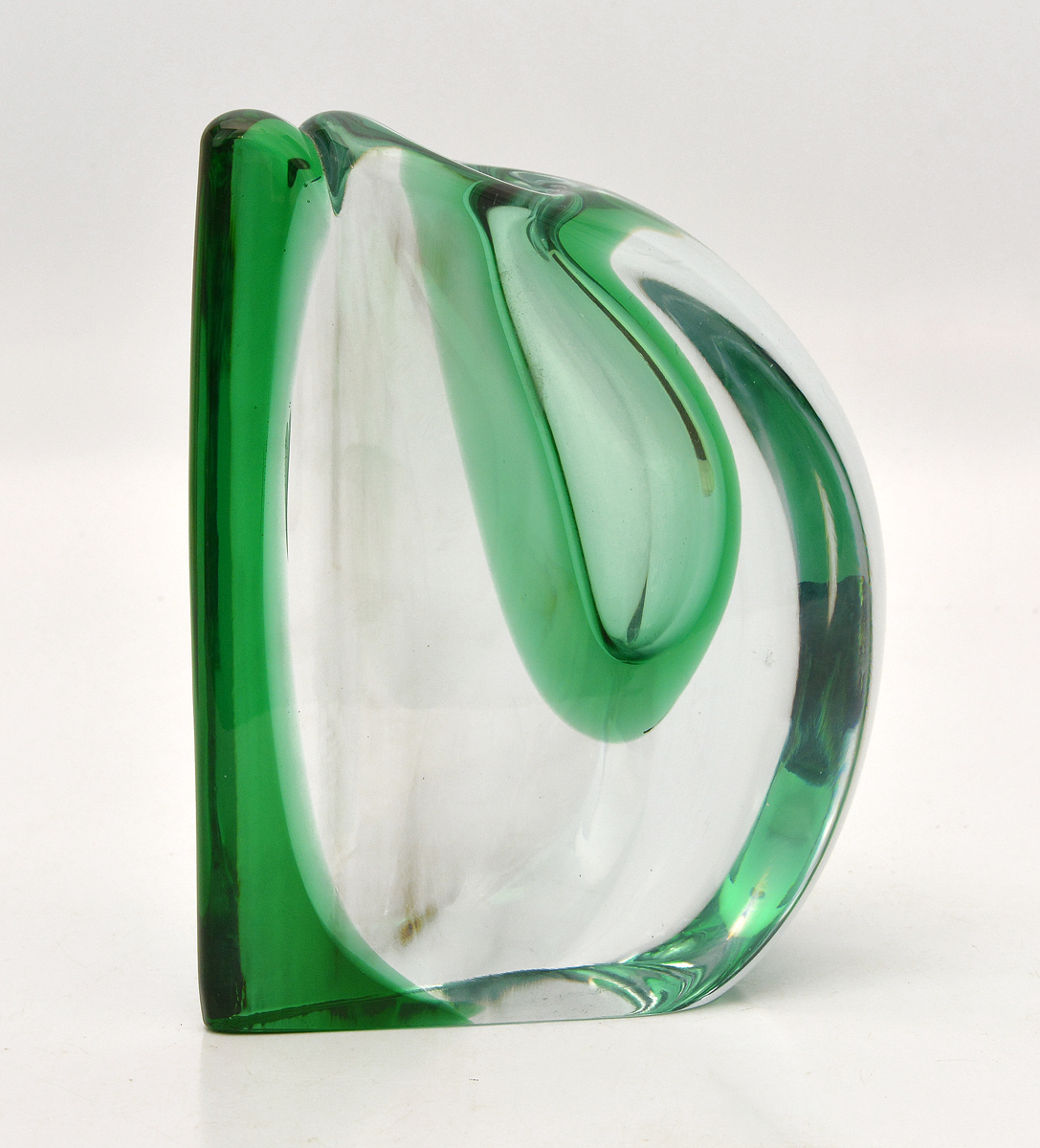Vaso em cristal na cor verde e branco em forma de peixe, medindo 22...