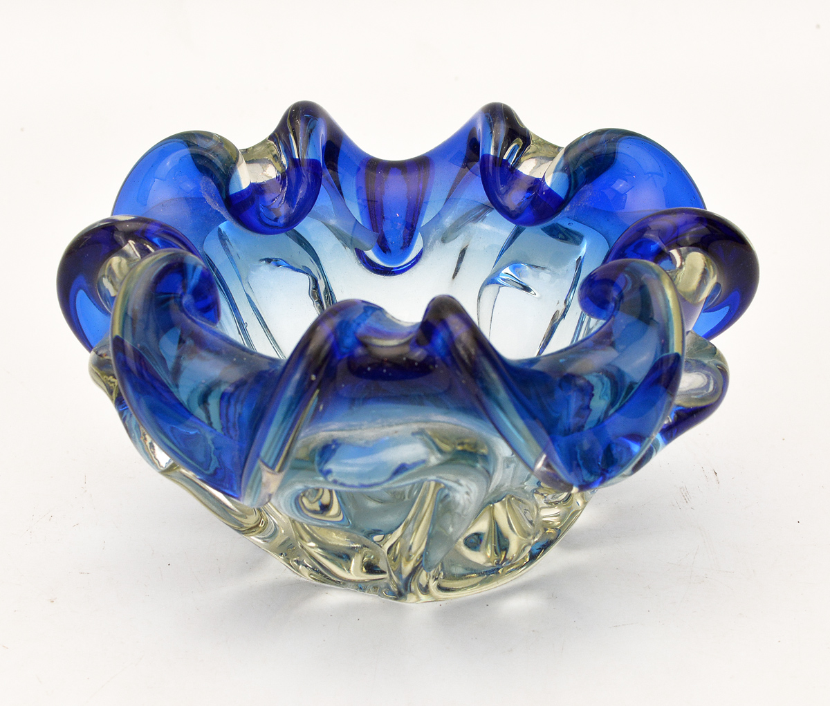 Vaso em murano em tons de azul em forma de flor, medindo 11 cm de...