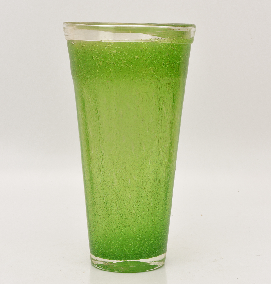Grande vaso de murano na cor verde, medindo 33 cm de altura por 17 cm...